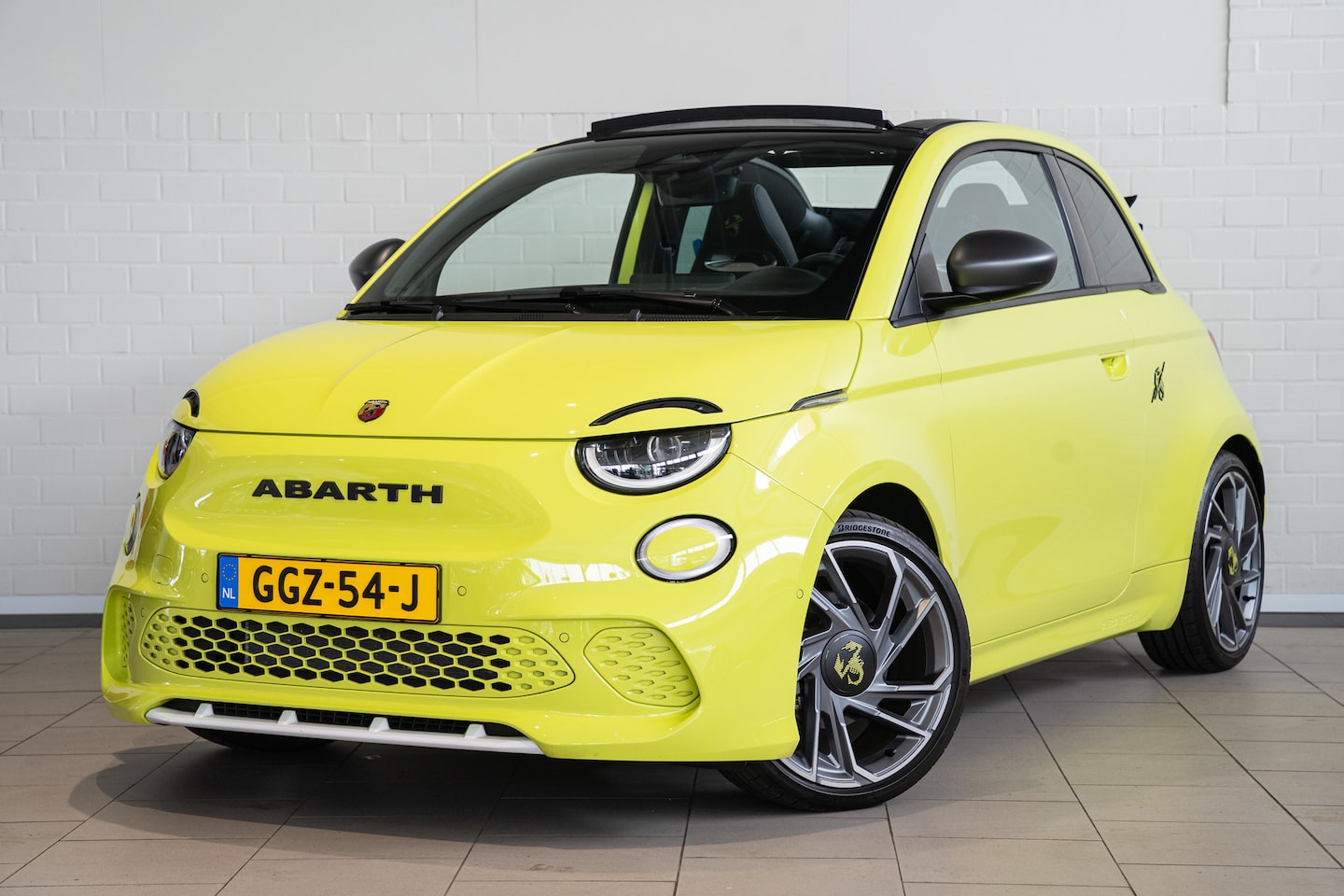 Abarth 500e - 500C Turismo Scorpion 42 kWh | Design Pack | Sound Pack | Winter Pack | Tech Pack | Origin - AutoWereld.nl