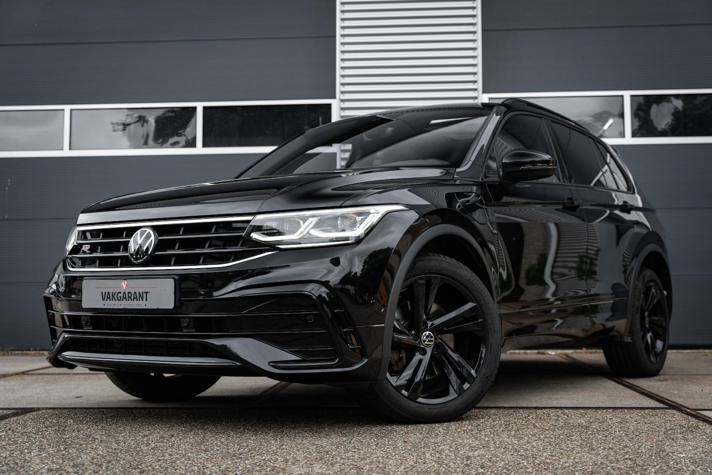 Volkswagen Tiguan - 1.4 TSI eHybrid R-Line Business+ |Panorama dak |Leder |IQ Light - AutoWereld.nl