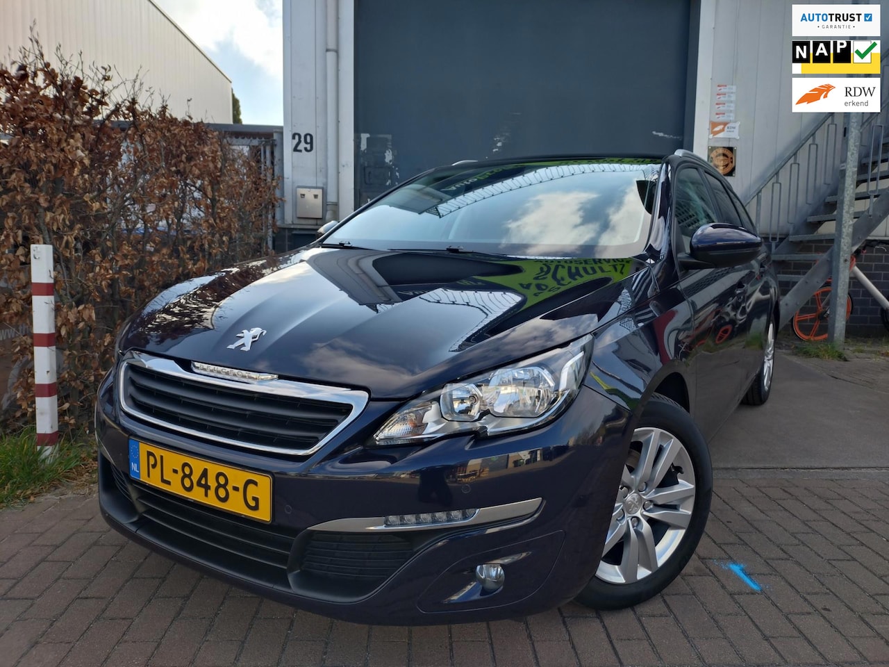 Peugeot 308 SW - 1.2 PureTech Blue Lease Executive panorama - AutoWereld.nl