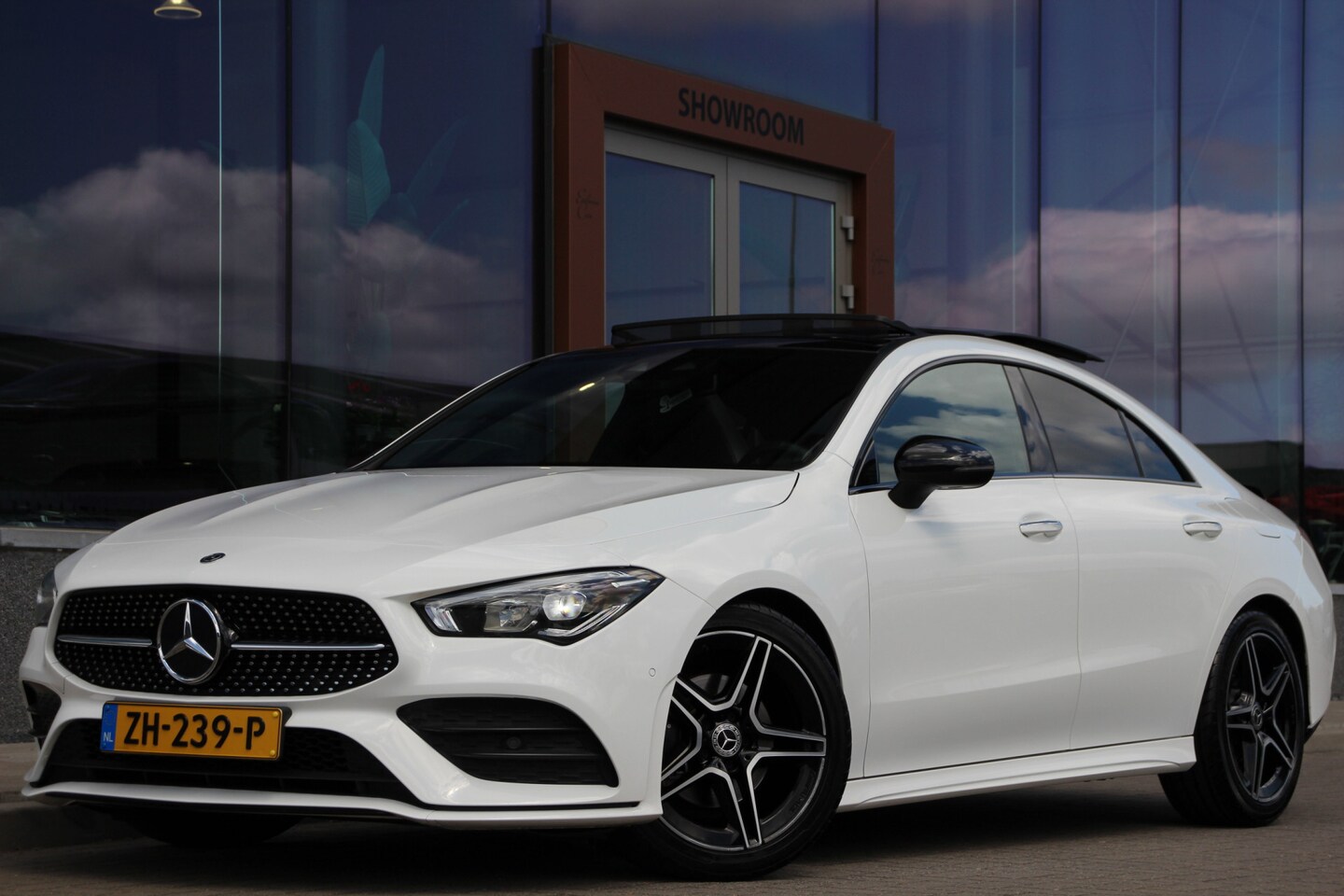 Mercedes-Benz CLA-Klasse - 180 AMG | Night pakket | Pano | Sfeerverlichting | Camera - AutoWereld.nl