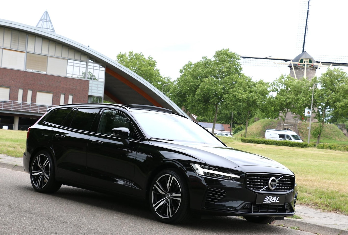 Volvo V60 - 2.0 T8 Plug-in Hybrid Long Range PHEV AWD R-DESIGN Plus Dark 310Pk Aut Full Options 1e eig - AutoWereld.nl
