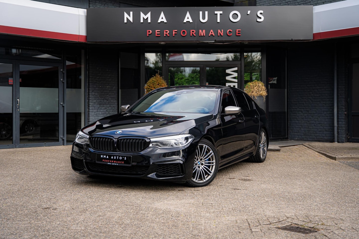 BMW 5-serie - M550i xDrive High Executive MASSAGE STOELVERKOELING & VERWARMING HEAD UP CARPLAY SOFTCLOSE - AutoWereld.nl