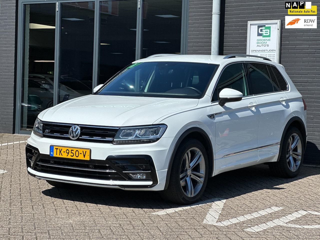 Volkswagen Tiguan - 1.4 TSI Highline Business R/CARPLAY/NAVI/PDC/NL-AUTO NAP!! - AutoWereld.nl