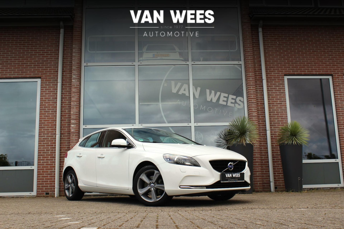 Volvo V40 - 1.6 T4 Momentum | 185 pk | 2e eigenaar | Origineel | Camera | Xenon | Navi | 17 inch | PDC - AutoWereld.nl