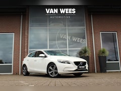 Volvo V40 - 1.6 T4 Momentum | 185 pk | 2e eigenaar | Origineel | Camera | Xenon | Navi | 17 inch | PDC