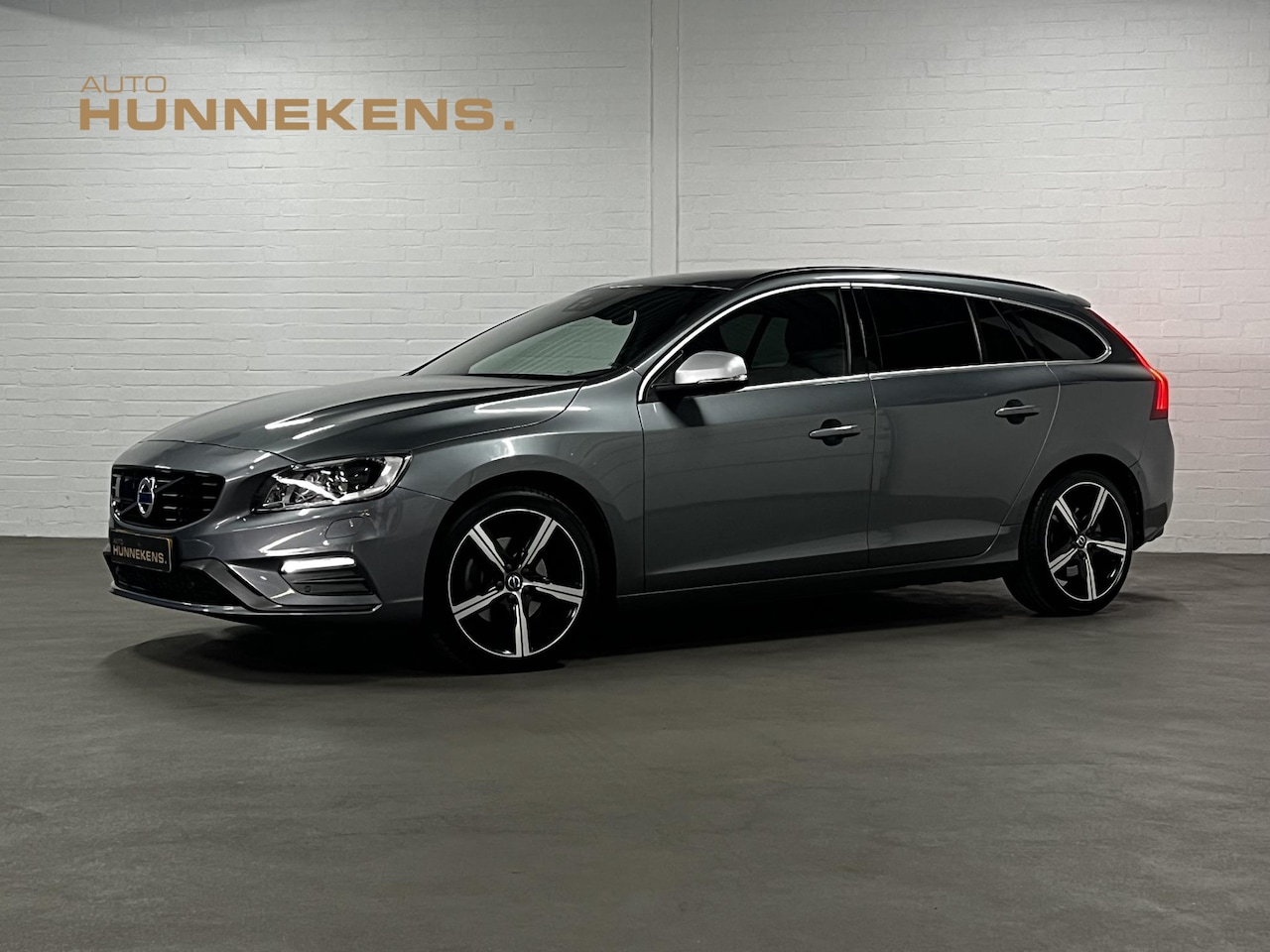 Volvo V60 - 2.0 T4 R-Design Adapt. Cruise c. | Camera | Stoel verwarming | Trekhaak Afneembaar - AutoWereld.nl