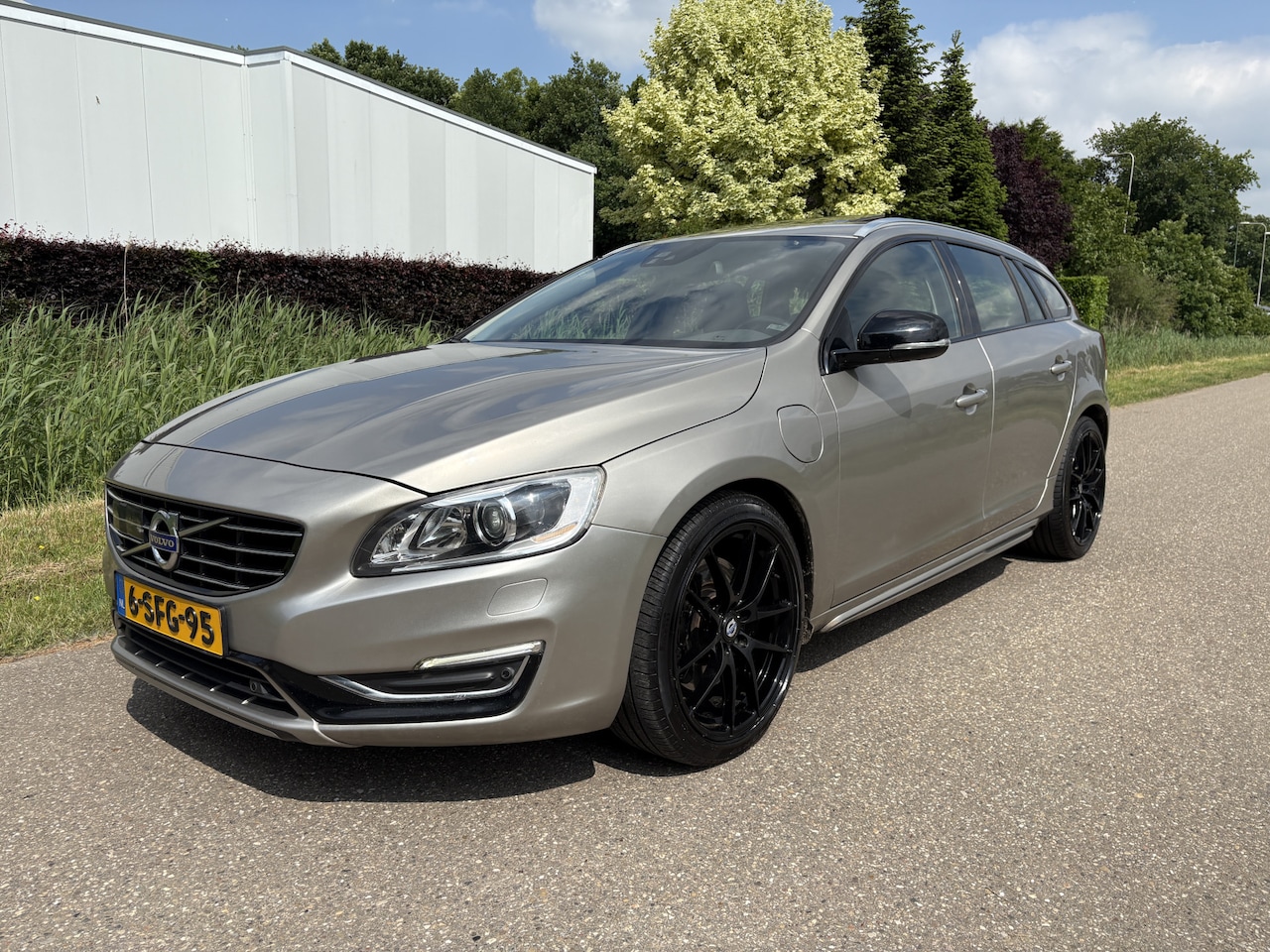 Volvo V60 - 2.4 D6 AWD Plug-In Hybrid Summum / AUTOMAAT / LEER / NAVI / SCHUIFDAK - AutoWereld.nl
