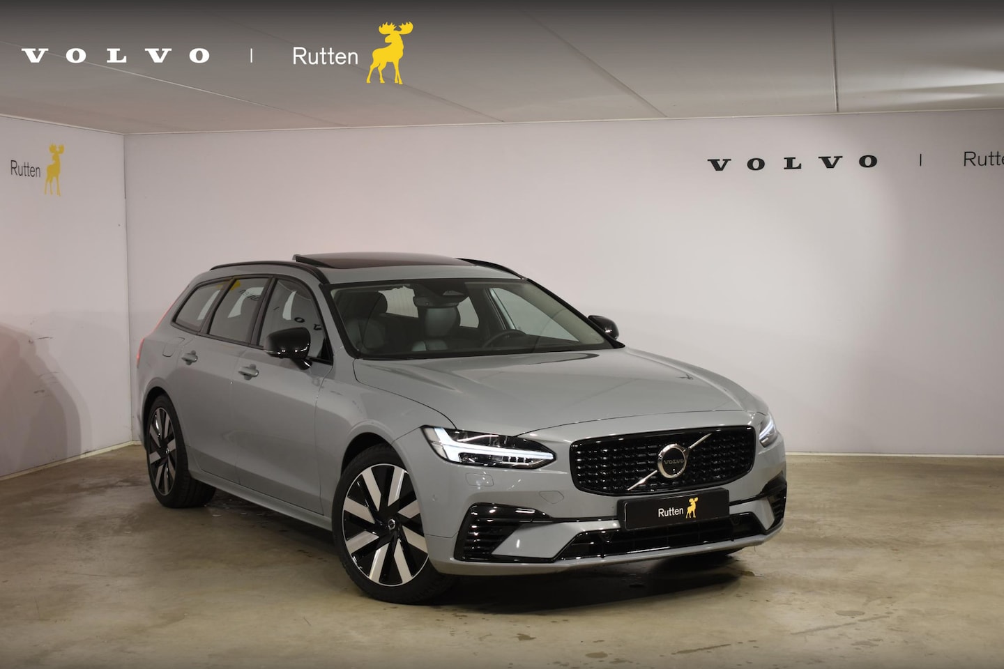 Volvo V90 - T6 350PK Automaat Plug-in hybrid AWD Ultra Dark / Panoramadak / 360 camera / Head-up displ - AutoWereld.nl