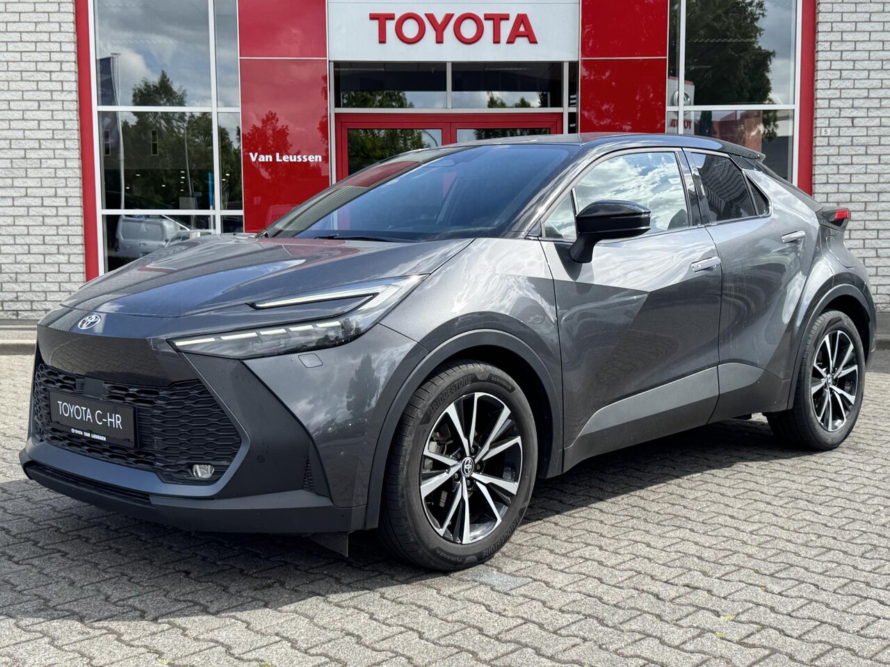 Toyota C-HR - HYBRID 140 FIRST EDITION STOEL/STUURVERW PARK-SENSOREN BLIND-SPOT EL-ACHTERKLEP NAVI APPLE - AutoWereld.nl