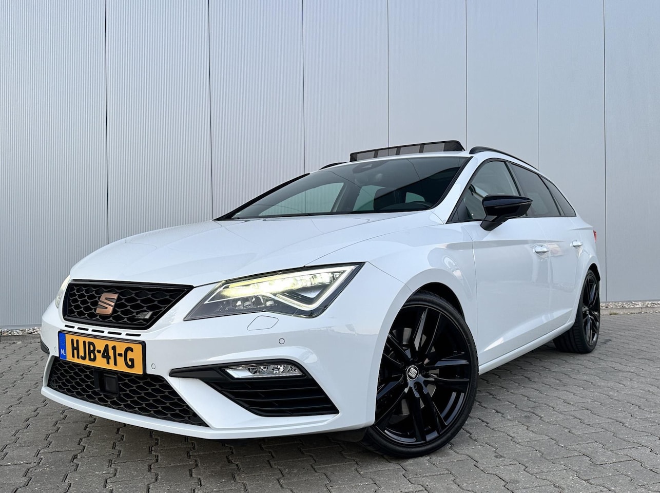 Seat Leon ST - 2.0 TSI CUPRA 300 4DRIVE Virtual | Pano - AutoWereld.nl
