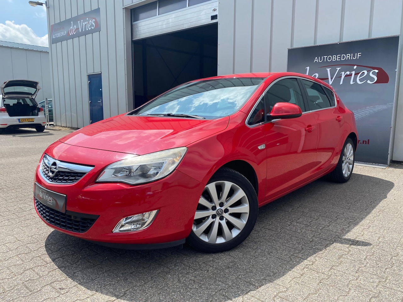 Opel Astra - 1.6 Sport 5-Drs. Automaat / Clima / Cruise / Navi / Camera / Trekhaak / Stoelverw. - AutoWereld.nl
