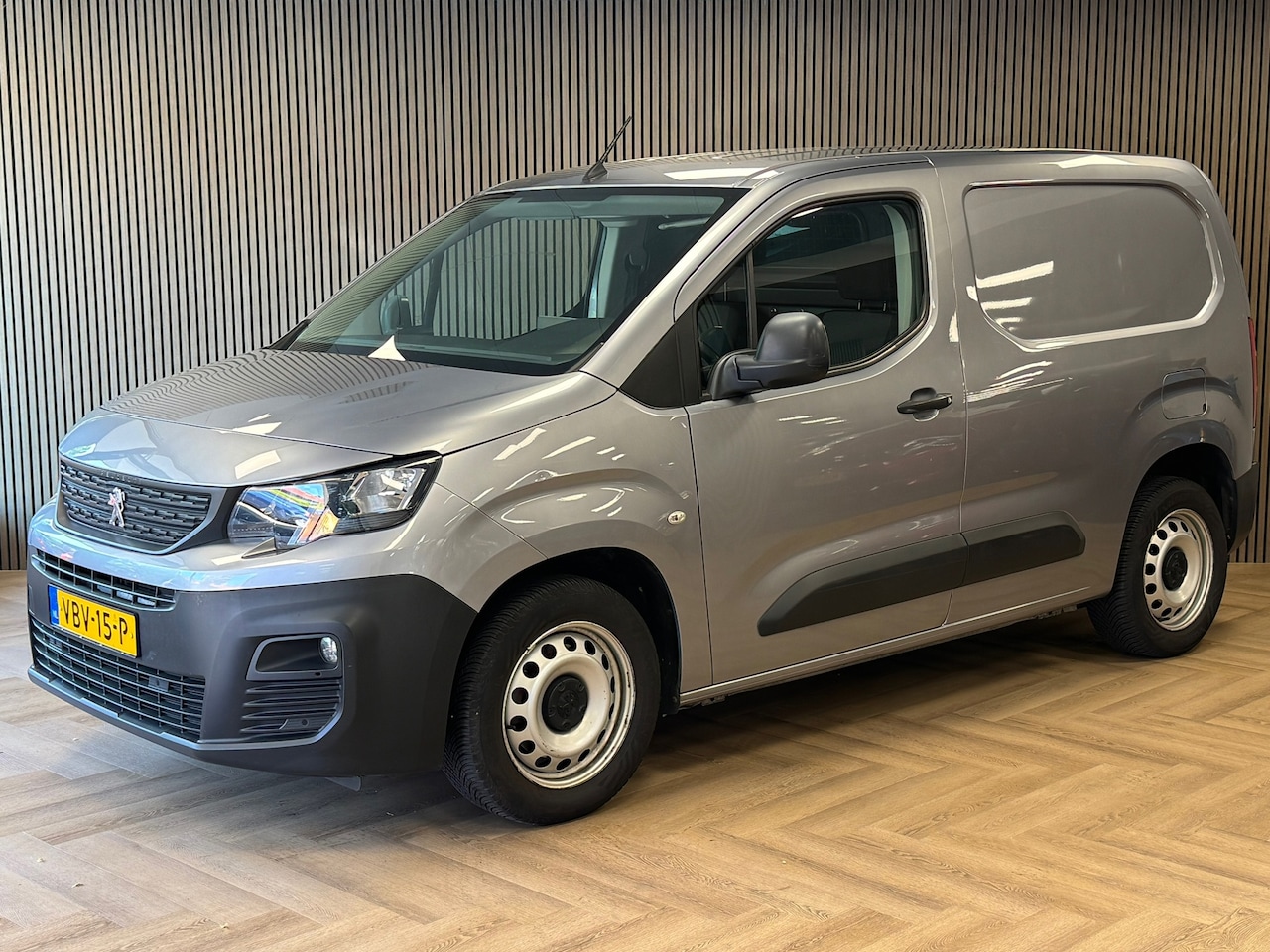 Peugeot Partner - 1.6 BlueHDI Premium APPLE CARPLAY / CRUISE / TREKHAAK / CAMERA / PARKEERSENSOREN / AIRCO - AutoWereld.nl