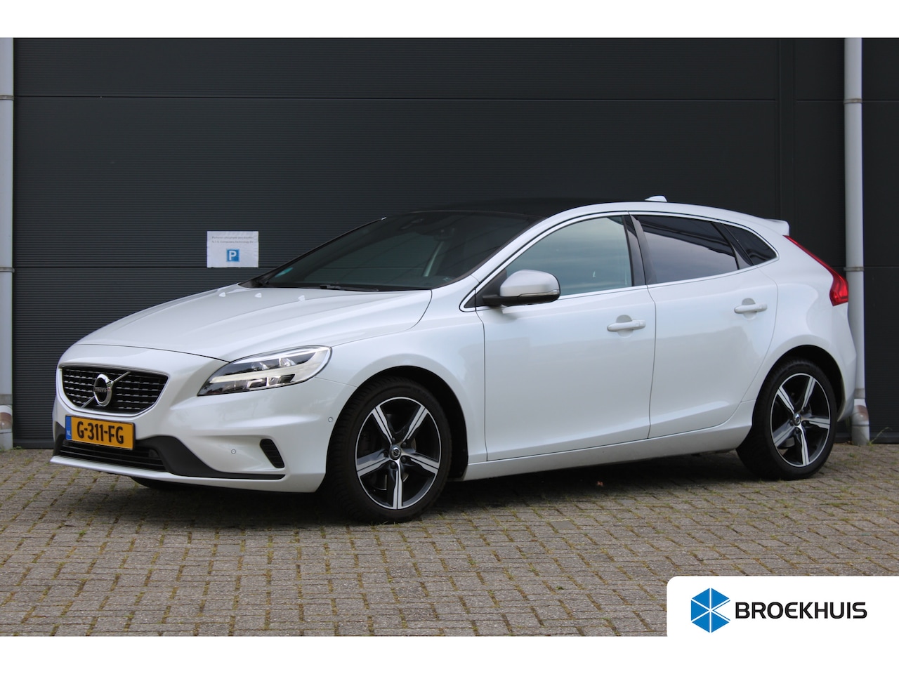 Volvo V40 - 1.5 T3 Polar+ Sport / Camera / Panoramadak / Navigatie / Stoelverwarming / PDC V+A / Alcan - AutoWereld.nl