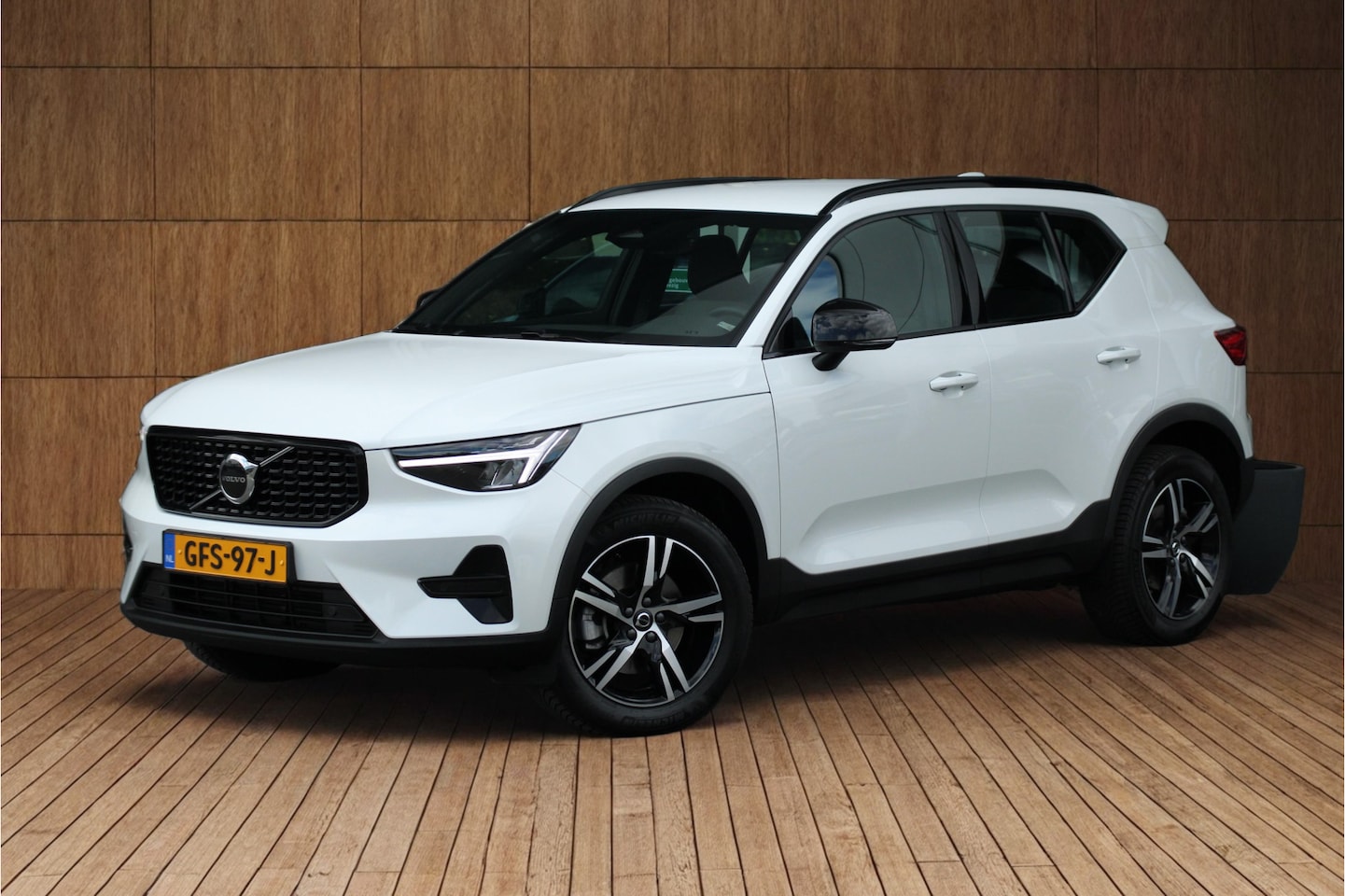 Volvo XC40 - B4 Plus Dark | Adaptive Cruise | Harman/Kardon | Camera | Stuur/Stoelverwarming | Verwarmb - AutoWereld.nl