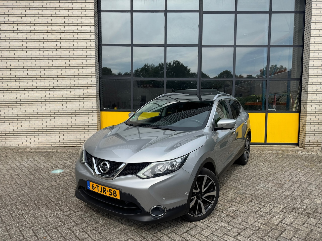 Nissan Qashqai - 115Pk Premier Edition, leer, 360 camera, pano dak & trekhaak - AutoWereld.nl