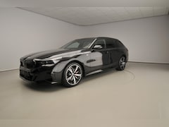 BMW 5-serie Touring - 520d | M-Sportpakket | LED | HUD | Trekhaak | Active cruise | Keyles go | DAB | Harman-kar