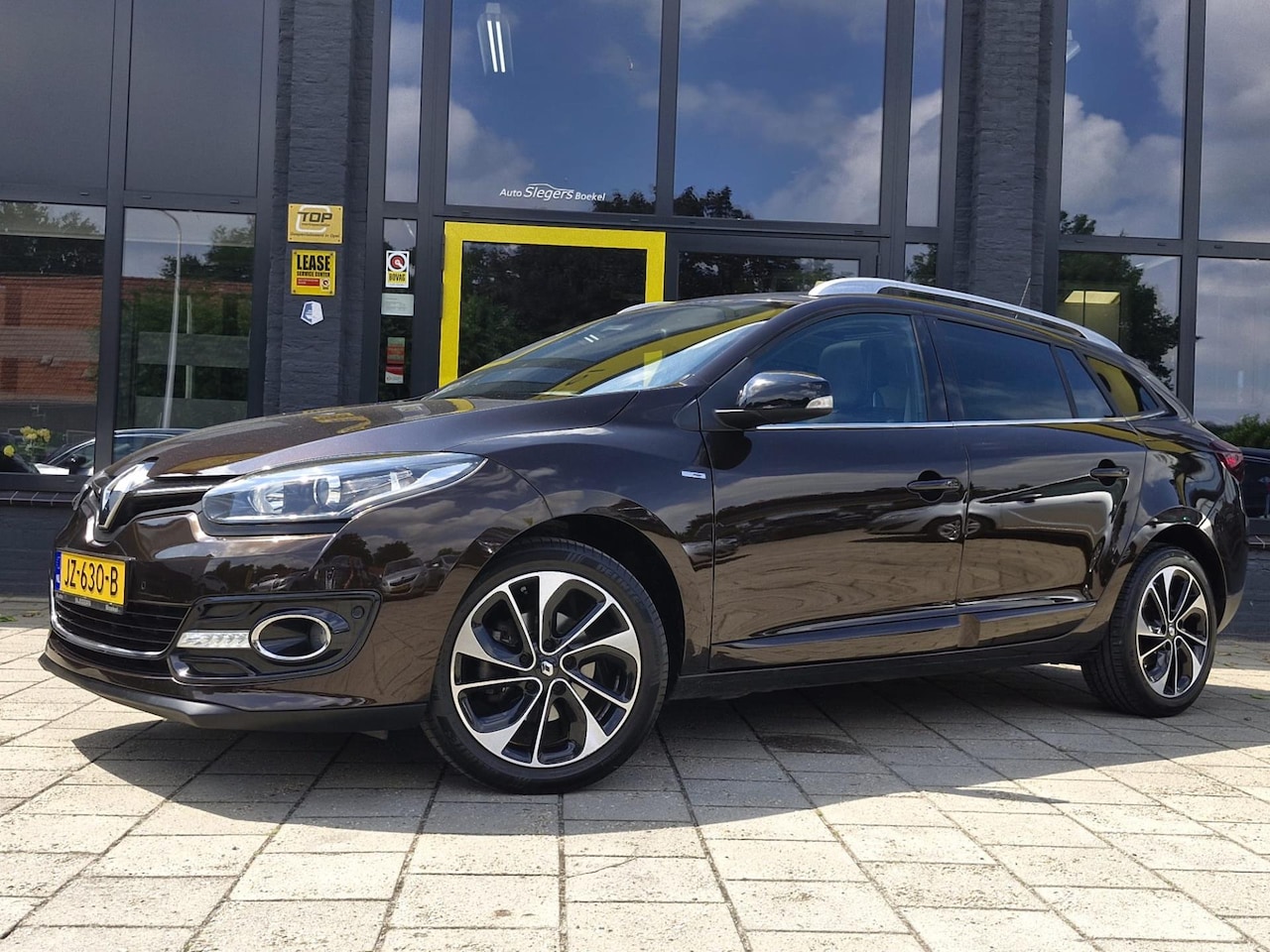 Renault Mégane Estate - 1.2 TCe Bose |Trekhaak | Parkeer Camera | Parkeer Sensoren V+A| Panoramadak | Navi | Tel | - AutoWereld.nl