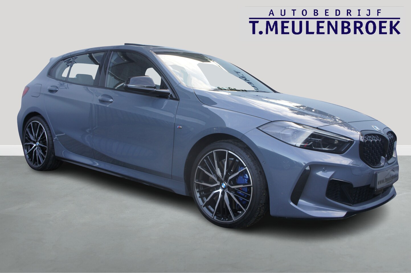 BMW 1-serie - M135i xDrive Panoramadak, Parkeerhulp - AutoWereld.nl