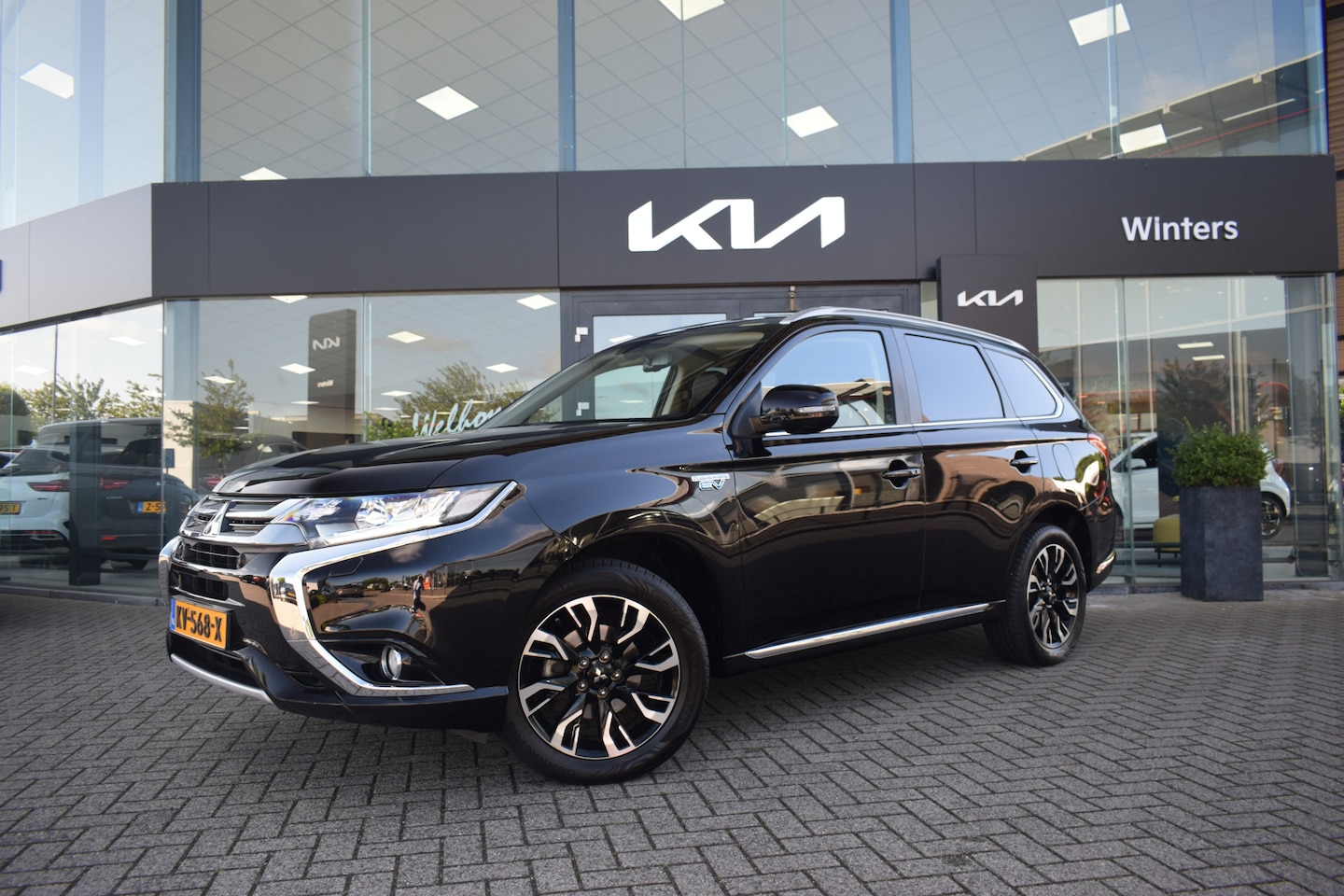 Mitsubishi Outlander - 2.0i-16V 4WD PHEV Instyle Autom. | Navigatie | Camera | Leder | Cruise Control | Trekhaak - AutoWereld.nl