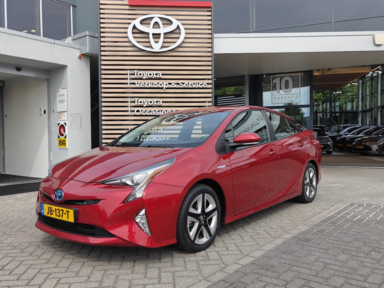 Toyota Prius - 1.8 HYBRID EXECUTIVE TREKHAAK STOELVERW JBL-AUDIO BLIND-SPOT HEAD-UP PARK-SENSOREN NAVI KE - AutoWereld.nl