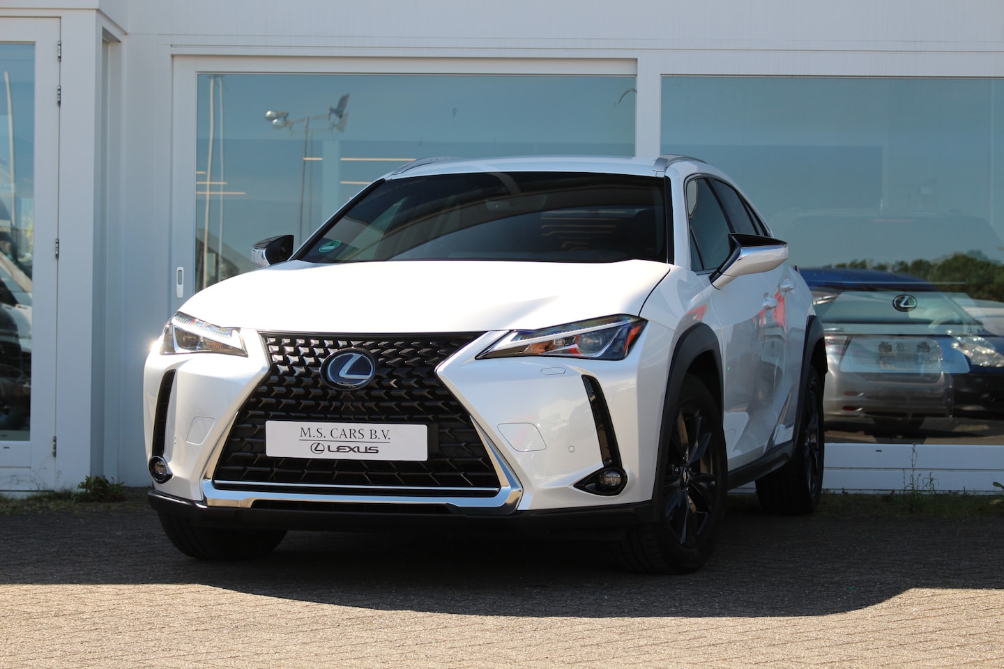 Lexus UX - 250h Hybrid Comfort Line I Parelwit I Applecarplay I Camera - AutoWereld.nl