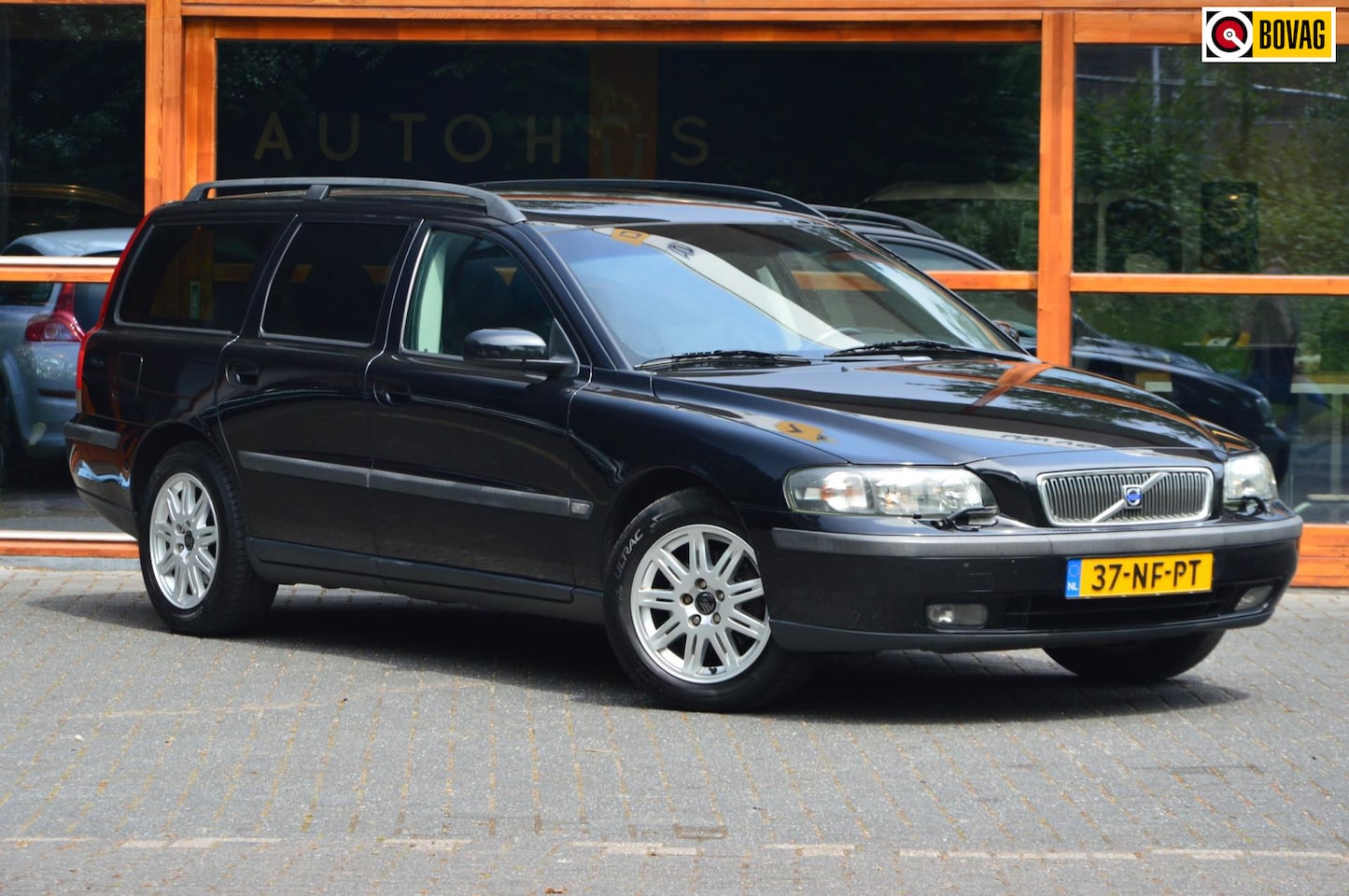 Volvo V70 - 2.4 Edition II | DEALER Onderhouden | Cruise control | Trekhaak | Extra Getint Glas | Leer - AutoWereld.nl
