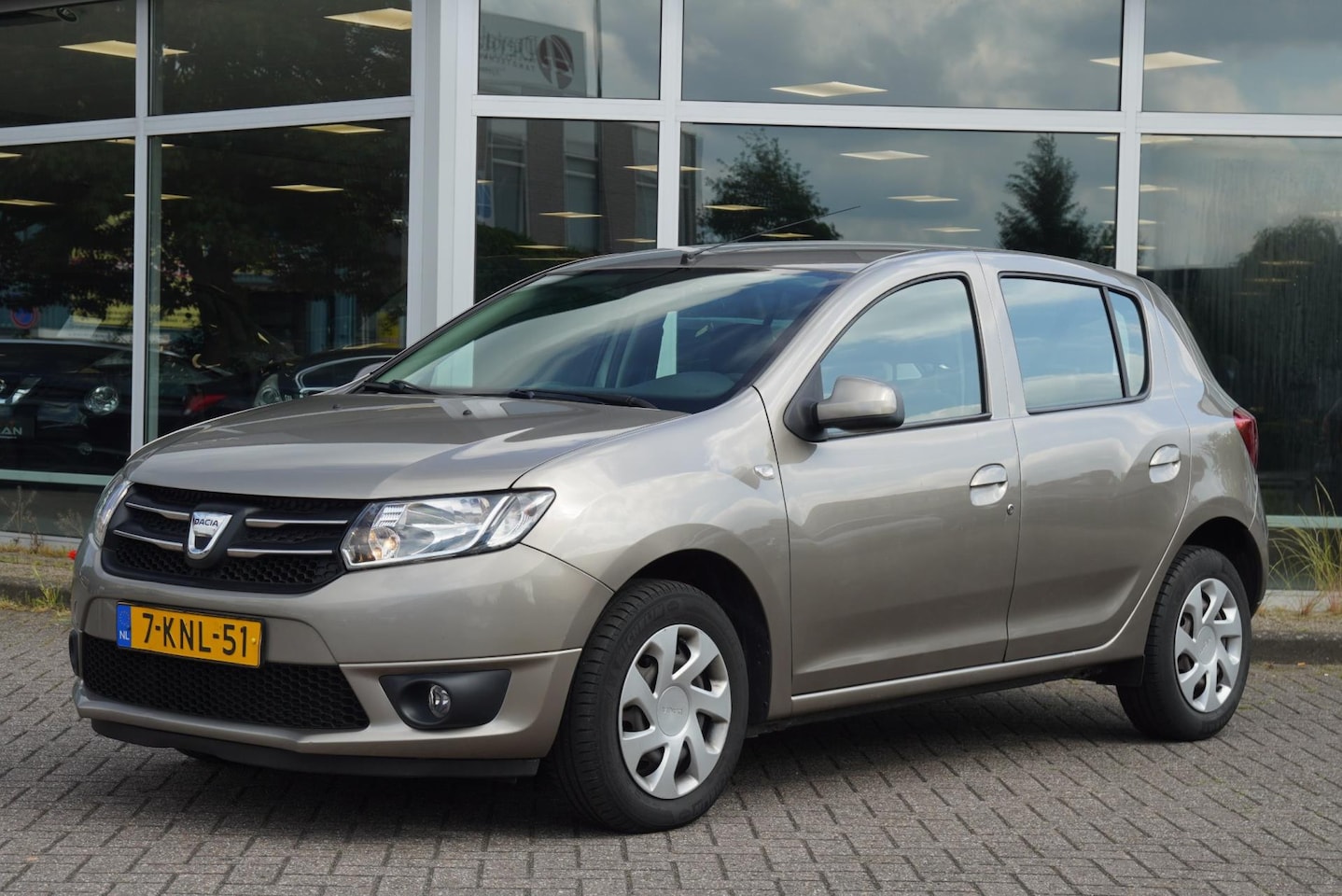 Dacia Sandero - 0.9 TCe Lauréate LEDER NAVI AIRCO PARK. SENSOREN - AutoWereld.nl