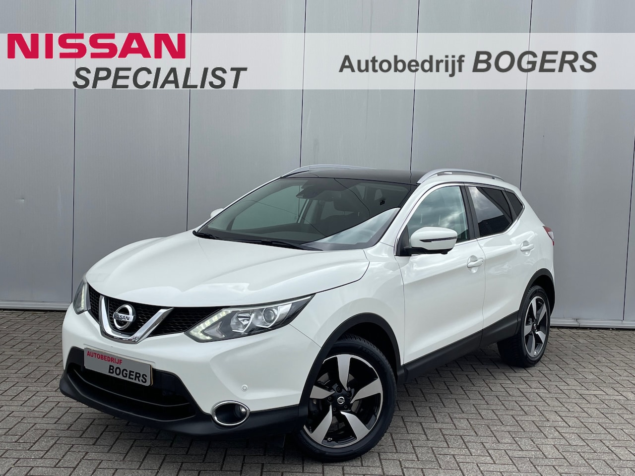 Nissan Qashqai - 1.6 Connect Edition Navigatie, Panoramadak, Climate Control, Cruise Control, Trekhaak, 18" - AutoWereld.nl