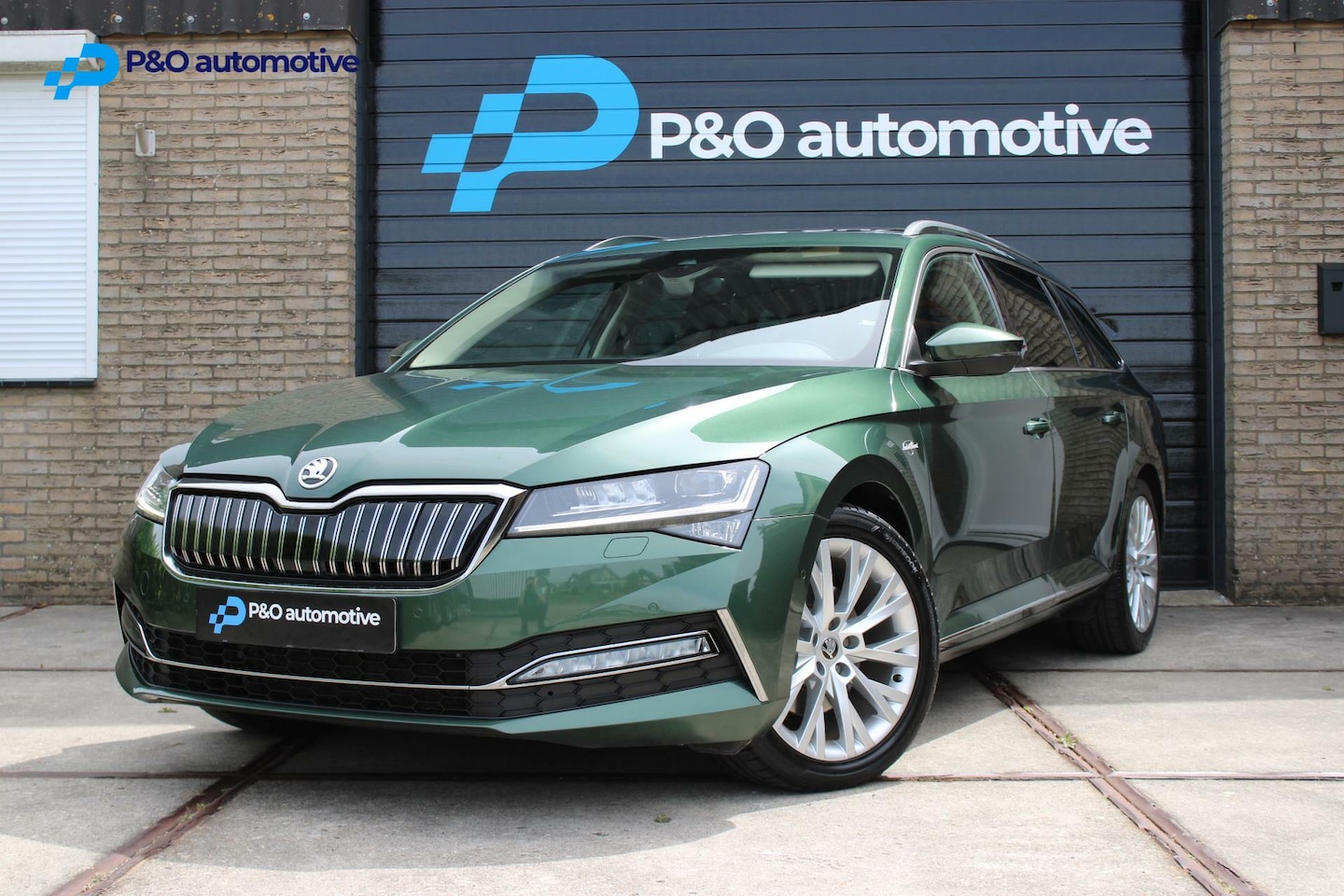 Skoda Superb Combi - 1.4 TSI iV LAURIN&KLEMENT /PANO/ACC/CANTON - AutoWereld.nl