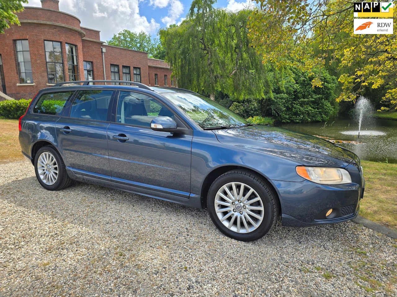 Volvo V70 - 2.5T Momentum 5 cilinder 200 PK 147 KW Airco Leer Navi Trekhaak elektrische achterklep. - AutoWereld.nl
