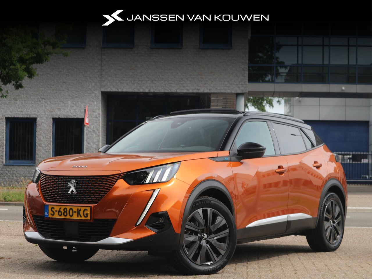 Peugeot e-2008 - EV GT Pack 50 kWh / Panoramadak / Alcantara / Stoelverwarming / Apple Carplay / 18" - AutoWereld.nl