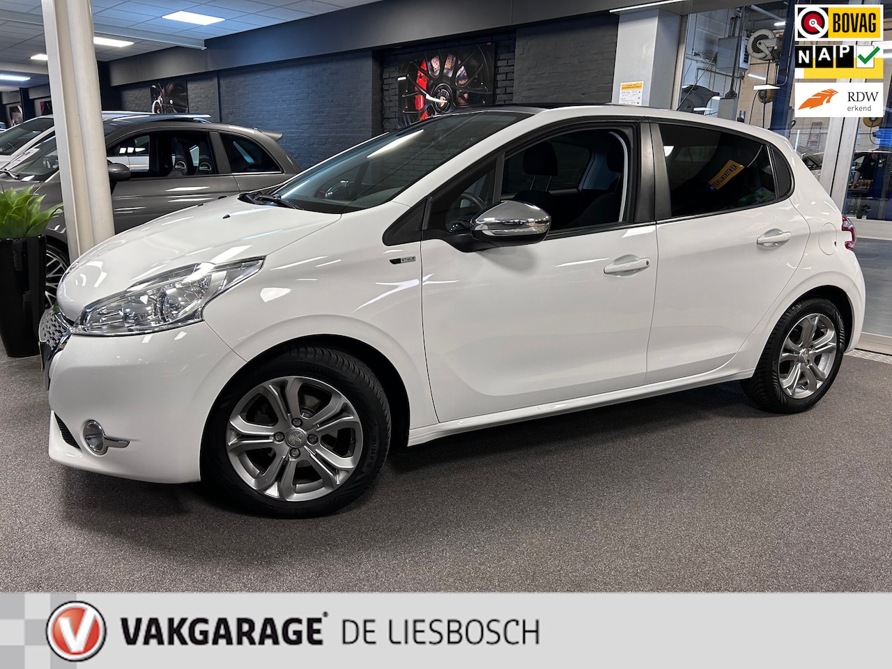 Peugeot 208 - 1.2 PureTech Style Pack Plus 1.2 PureTech Style Pack Plus,navi,cruisec,pano,clima,boeken - AutoWereld.nl
