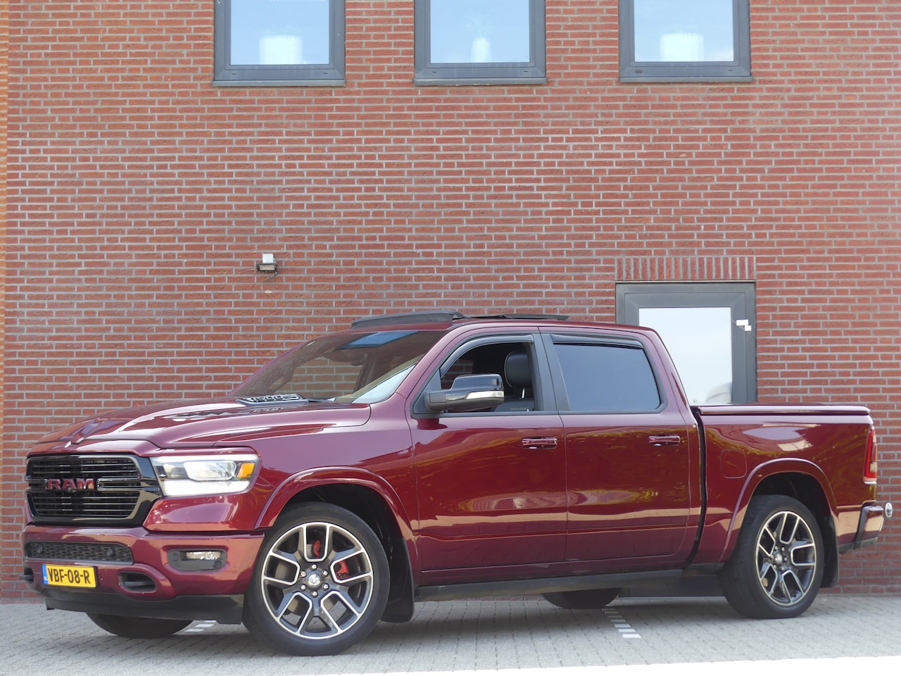 Dodge Ram 1500 - 5.7 V8 LARAMIE 4x4 Luchtvering/panoramadak/Trekhaak - AutoWereld.nl