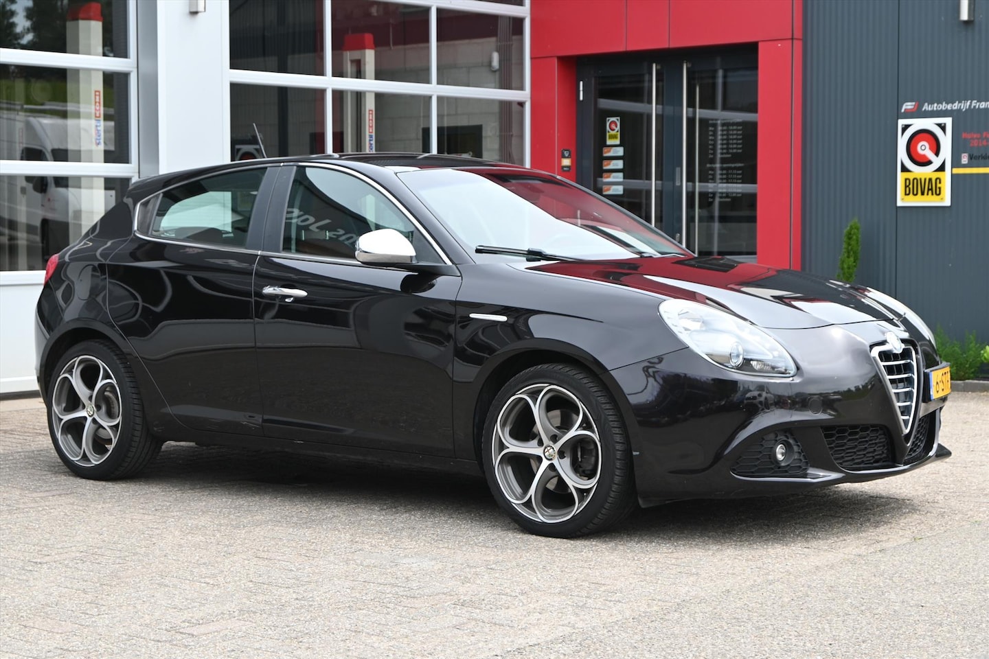 Alfa Romeo Giulietta - 1.4 Turbo 170pk Automaat | Leder | Navi | Cruise | Climate | LM-V - AutoWereld.nl