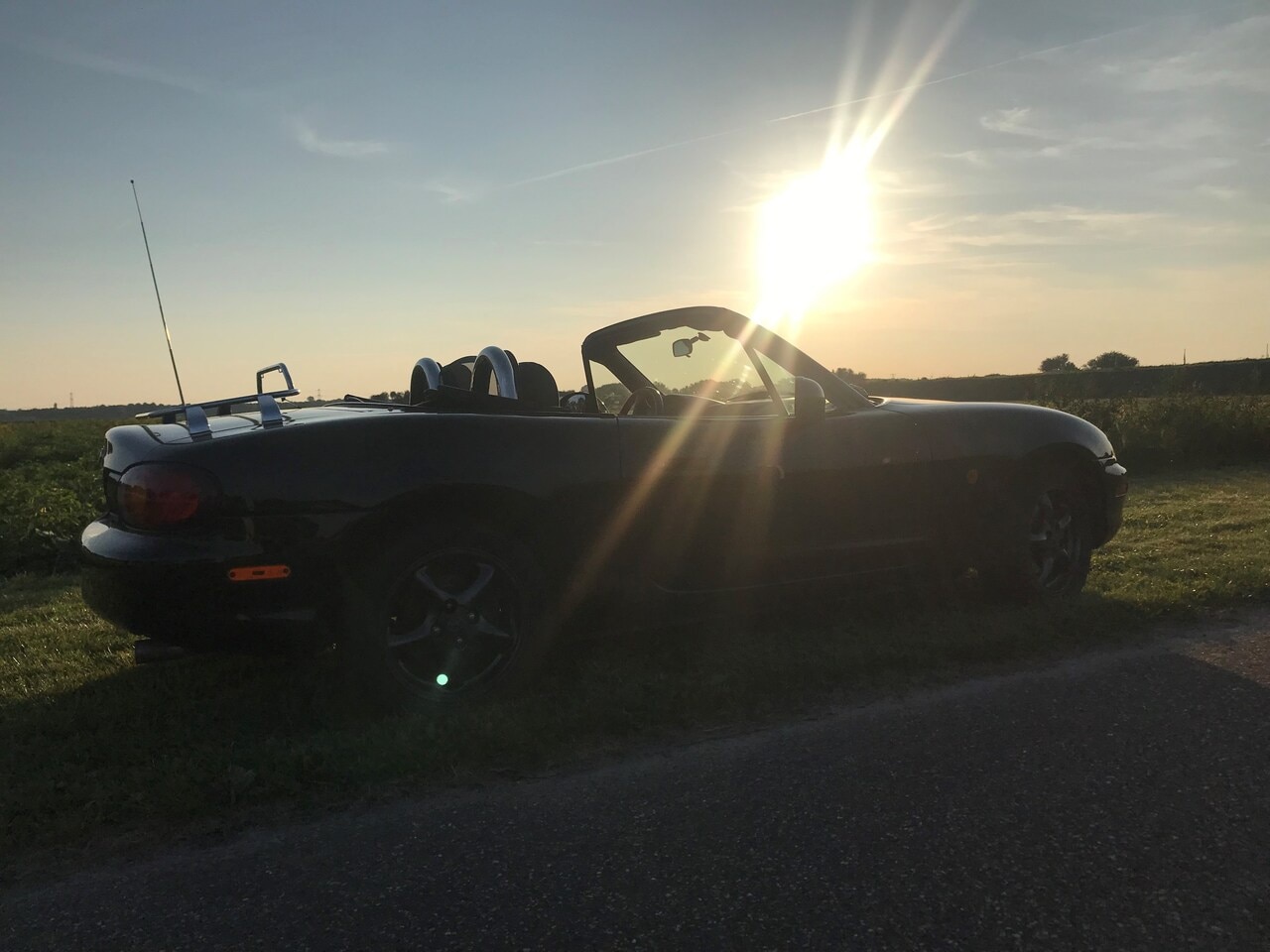 Mazda MX-5 - 1.6i Mazda MX-5 - 1.6i Fijn sturende Cabrio dealerond.met bagage rek en rolbar, APK mei '26.etc - AutoWereld.nl