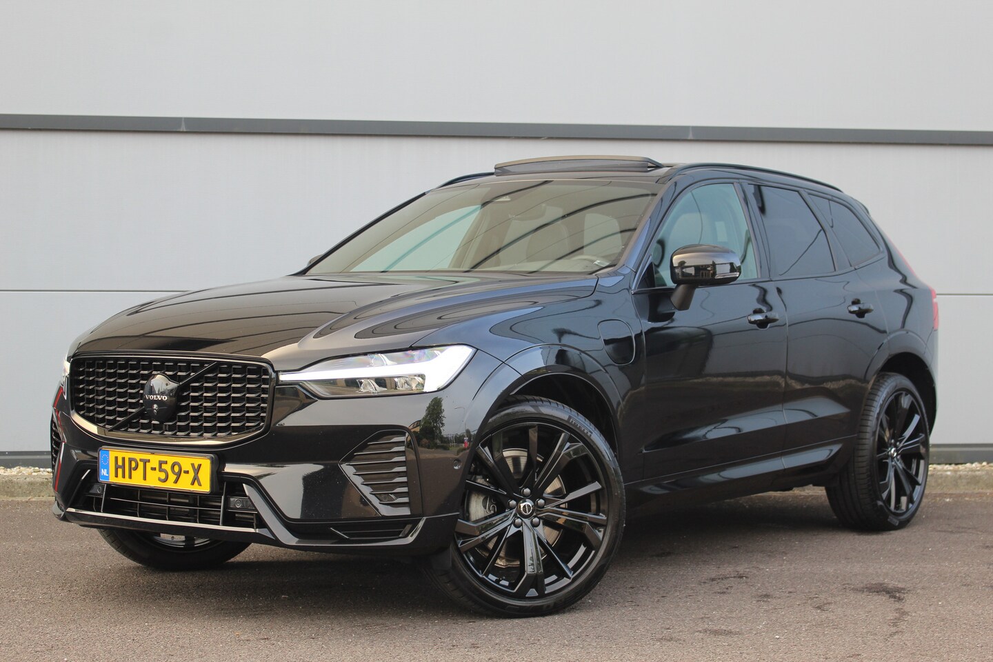 Volvo XC60 - 2.0 T8 Plug-in Hybrid AWD Plus Black Edition | Pano | 21"LMV | Pilot Assist | 360 CAM | Ke - AutoWereld.nl