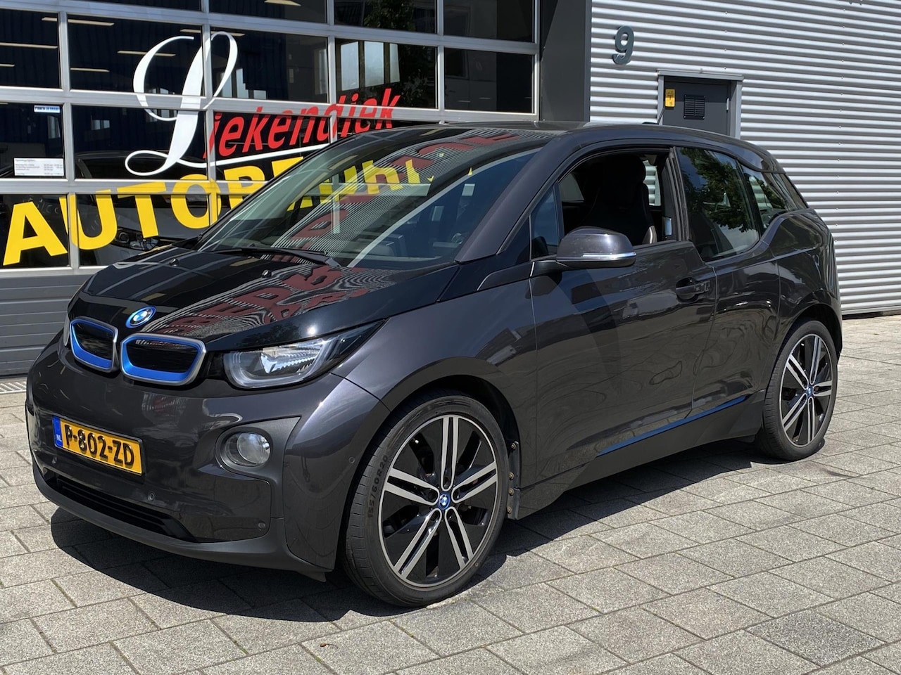 BMW i3 - Black 170PK 22 kWh - Navigatie I Leer I Sport velgen 20 inch I Achteruitrij Camera I - AutoWereld.nl