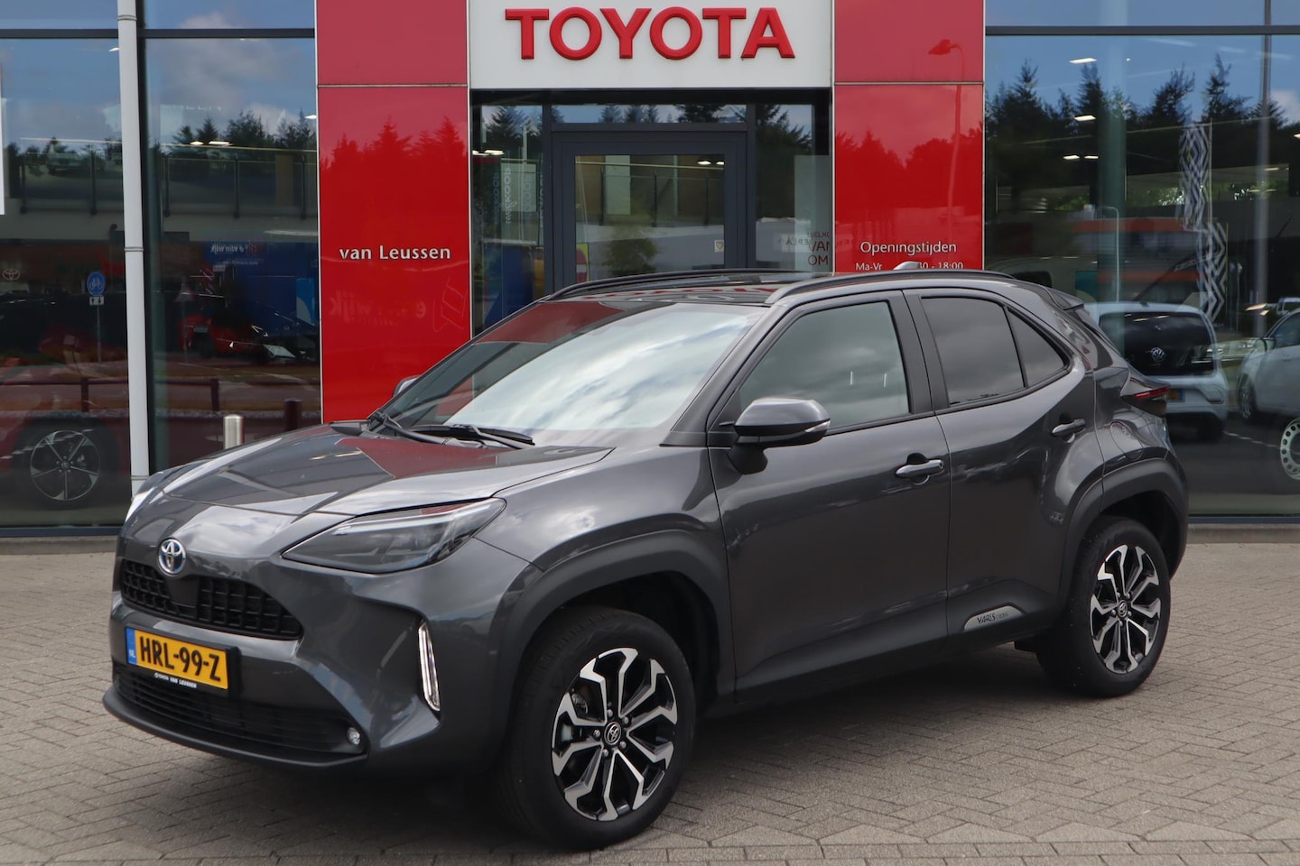 Toyota Yaris Cross - 1.5 HYBRID 115 DYNAMIC PANORAMADAK APPLE/ANDROID KEYLESS EL-ACHTERKLEP.  STOEL/STUURVERWAR - AutoWereld.nl