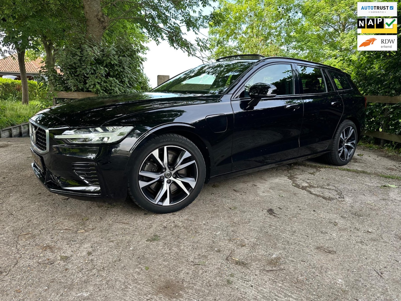 Volvo V60 - 2.0 T8 Twin Engine AWD R-Design Zeer Nette Staat. - AutoWereld.nl