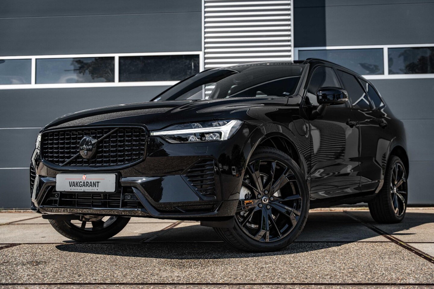 Volvo XC60 - 2.0 T6 Plug-in hybrid AWD Ultra Black Edition |Panorama dak |360° Camera |Harman Kardon | - AutoWereld.nl