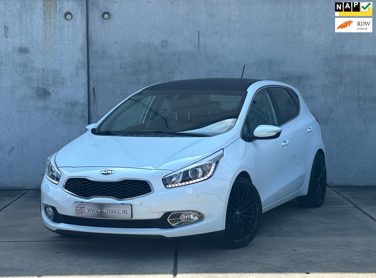 Kia Cee'd - 1.6 GDI SUPER PACK PREMIUM NAVI LEDER CAMERA NAP - AutoWereld.nl