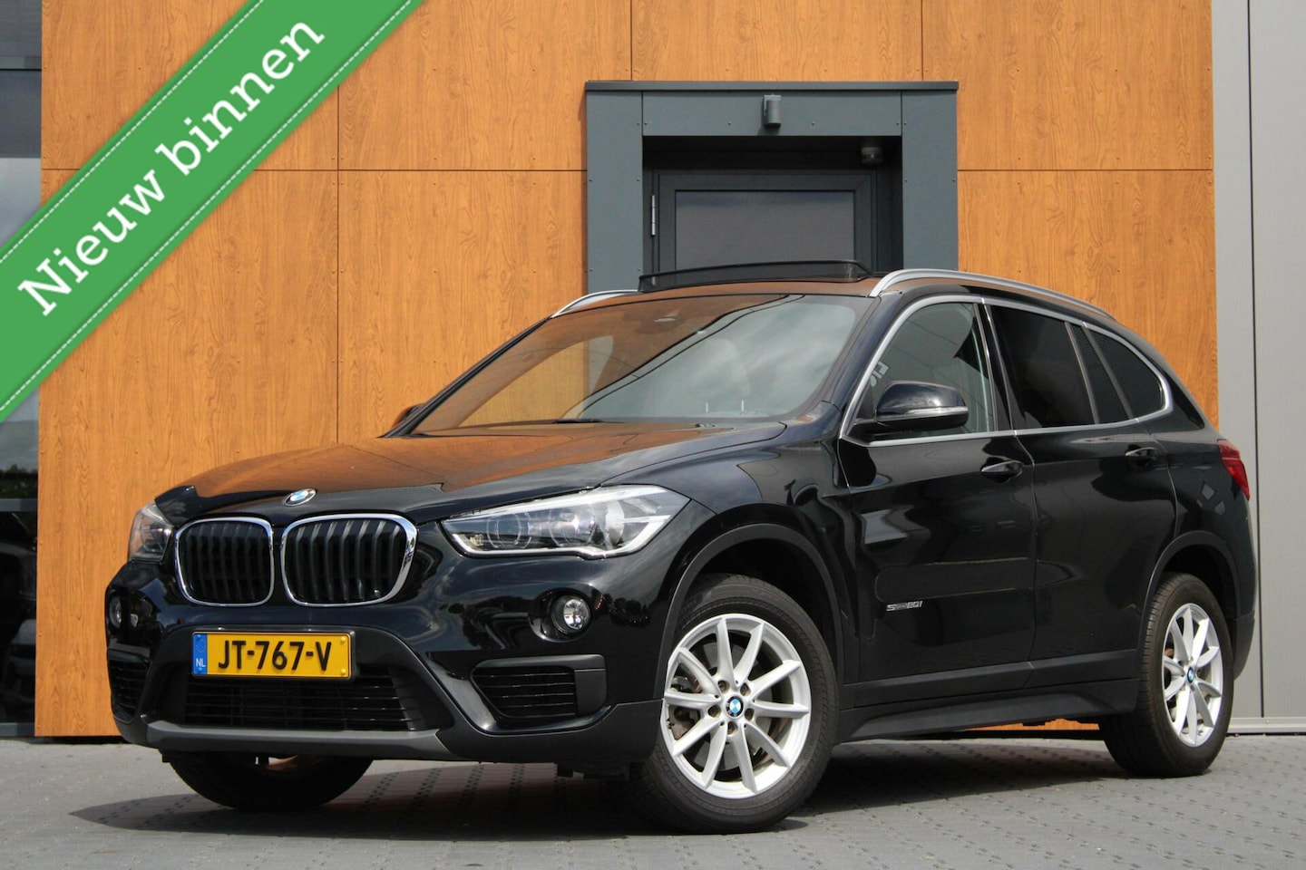 BMW X1 - sDrive20i High Executive | Pano | Trekhaak | Sportstoelen - AutoWereld.nl