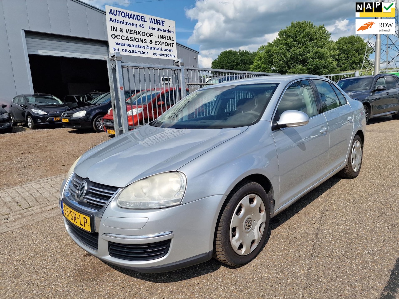 Volkswagen Jetta - 1.6 Comfortline/Automaat/MOTOR LOOPT OP 3 CILINDERS - AutoWereld.nl