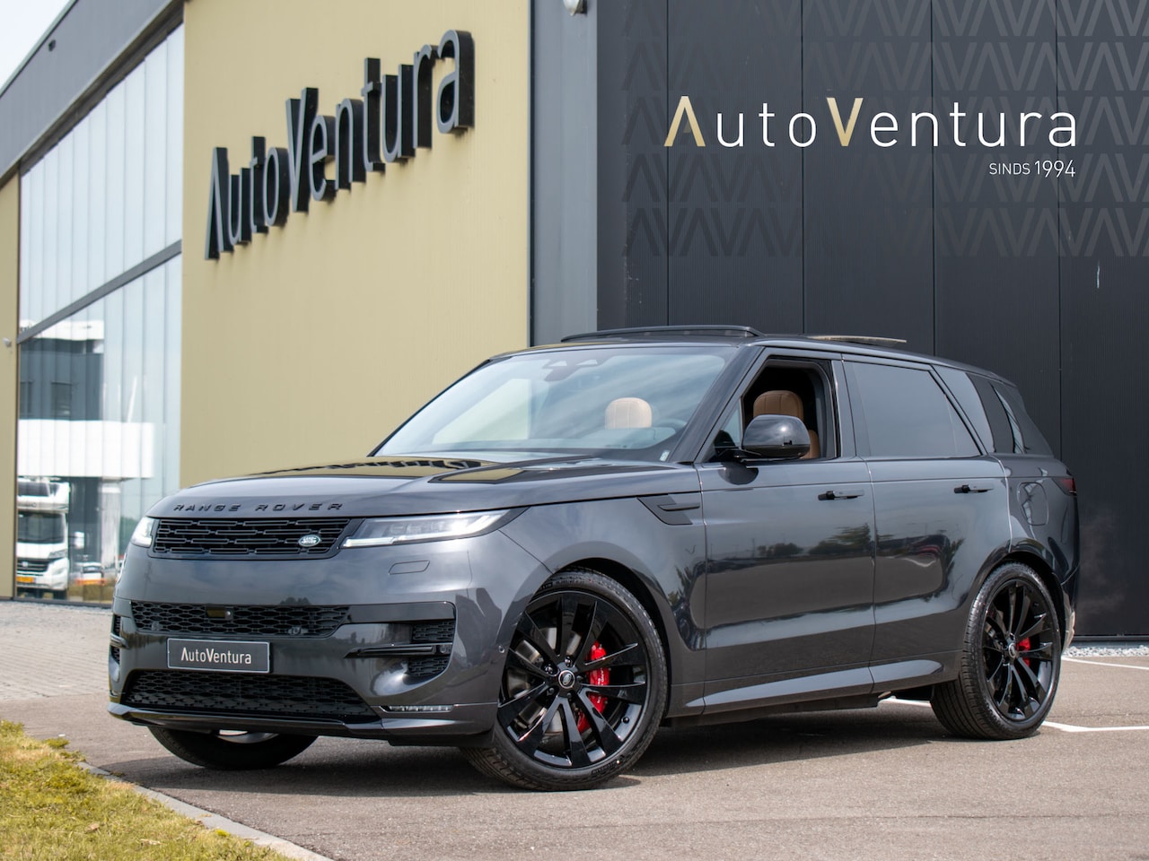 Land Rover Range Rover Sport - 3.0 P460e SE PHEV Trekhaak l Schuif- /kantel Pano l Stoelventilatie l Black Pack l 23" Inc - AutoWereld.nl