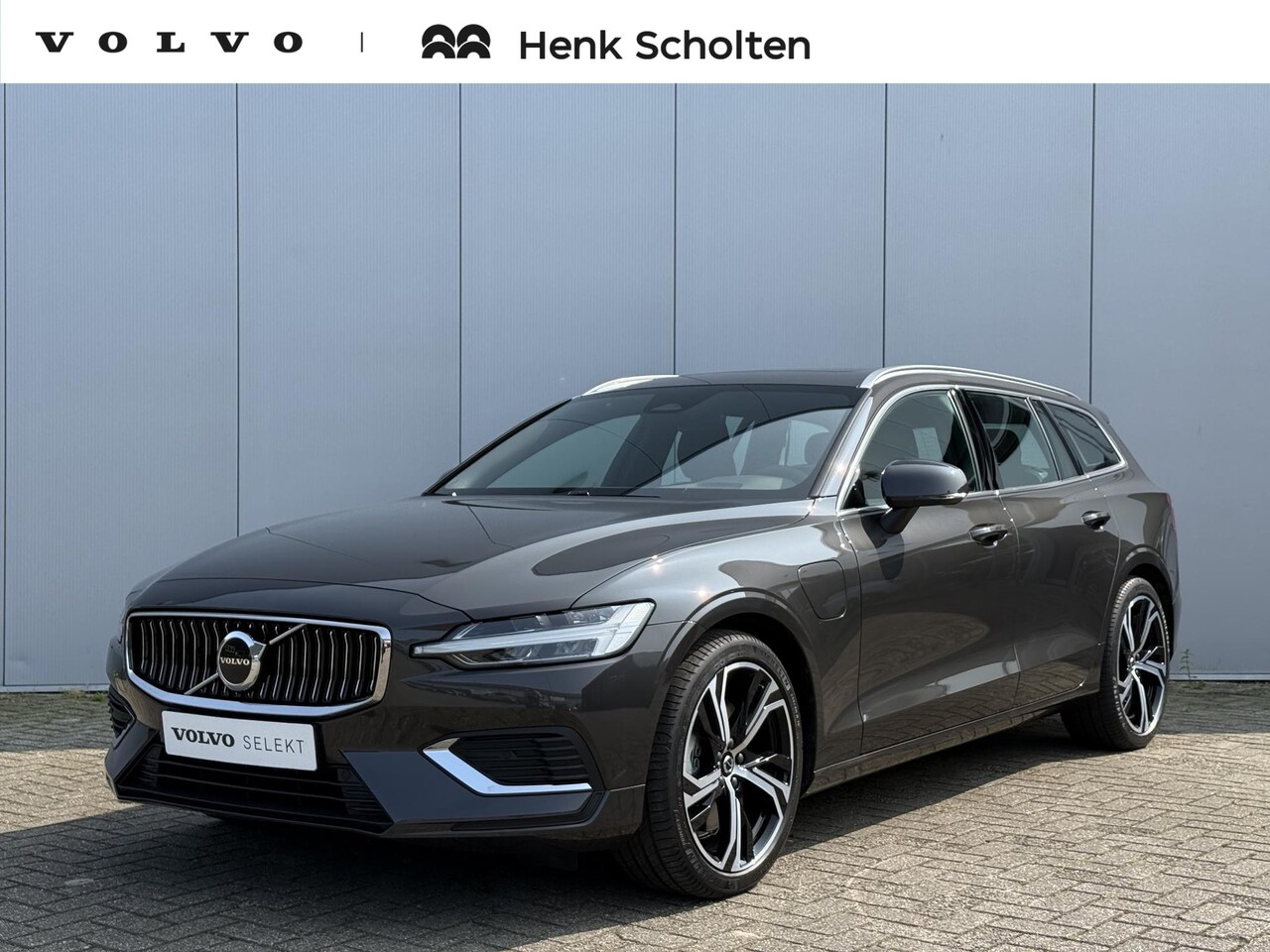 Volvo V60 - T6 Plug-in hybrid AWD AUT8 350PK Plus Bright, Panoramadak, 19” lichtmetalen velgen, Sports - AutoWereld.nl