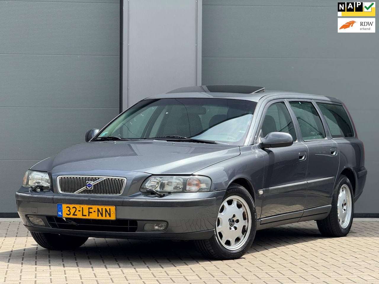 Volvo V70 - 2.4 Comfort Line | Automaat | Schuifdak | Leder sportstoelen | Stoelverwarming | Parkeerse - AutoWereld.nl