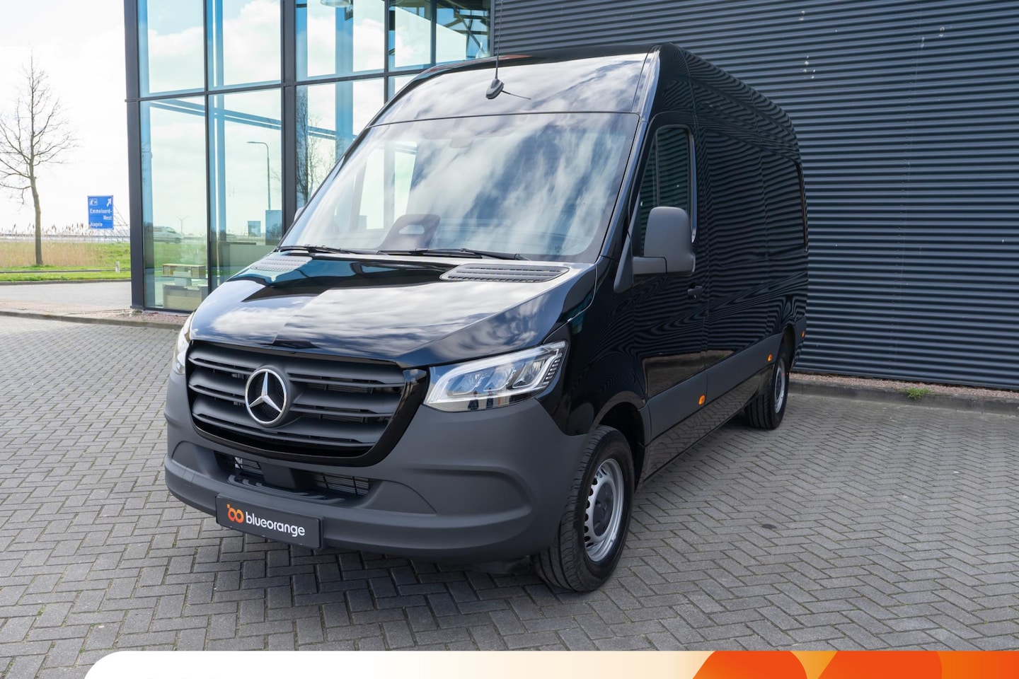Mercedes-Benz Sprinter - 317 1.9 CDI L2H2 170PK AUT 3,5T trekgewicht, Distronic, 10,25 MBUX, Navigatie, LED, side a - AutoWereld.nl