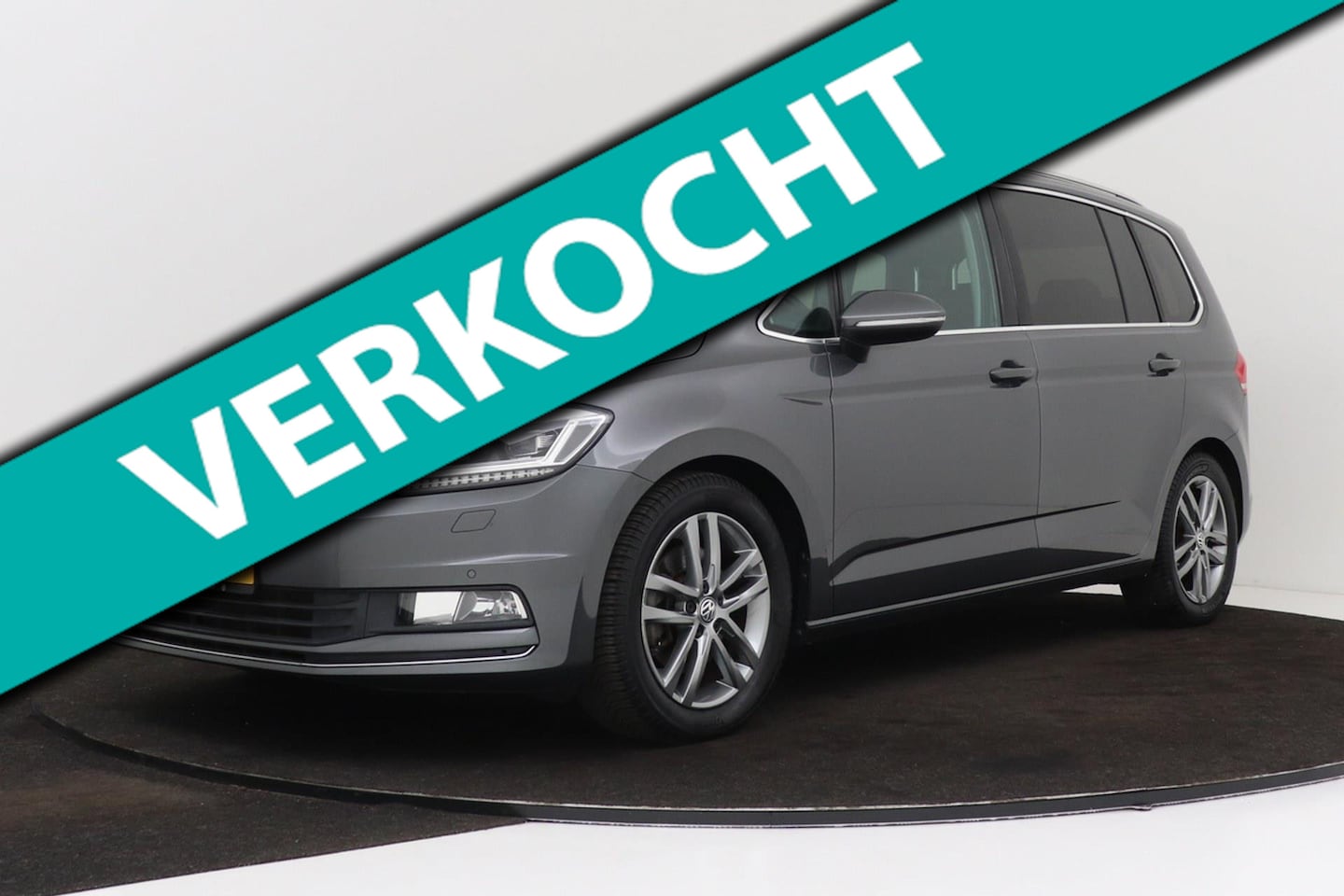 Volkswagen Touran - 1.4 TSI Highline Business 7P | Trekhaak | 50.000 KM | Camera | Navigatie | Stoelverwarming - AutoWereld.nl