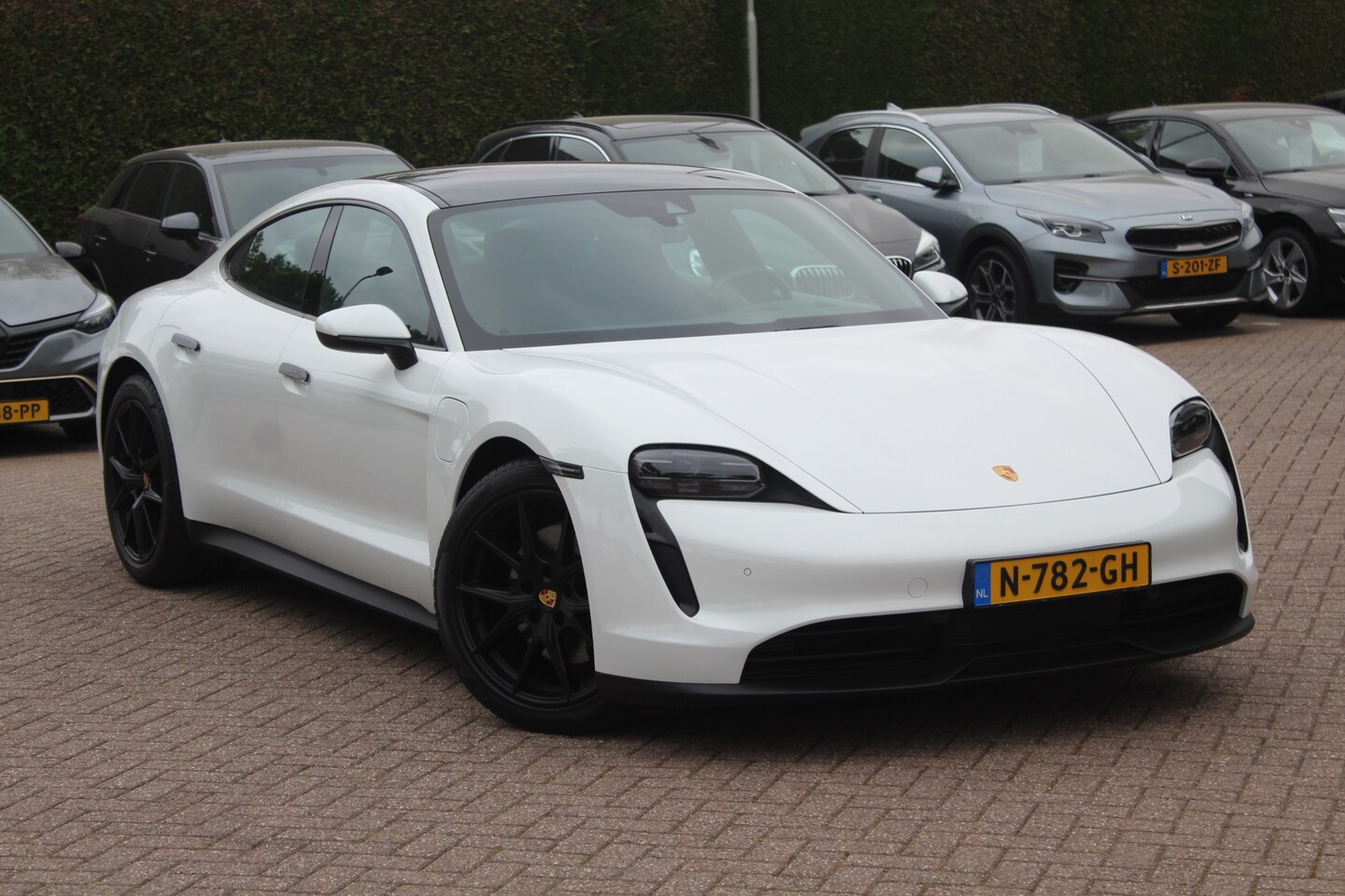 Porsche Taycan - 79 kWh / Panoramadak / Leder / Parkeerhulp V+A / 19'' / Stoelverwarming / DAB / Cruise Con - AutoWereld.nl