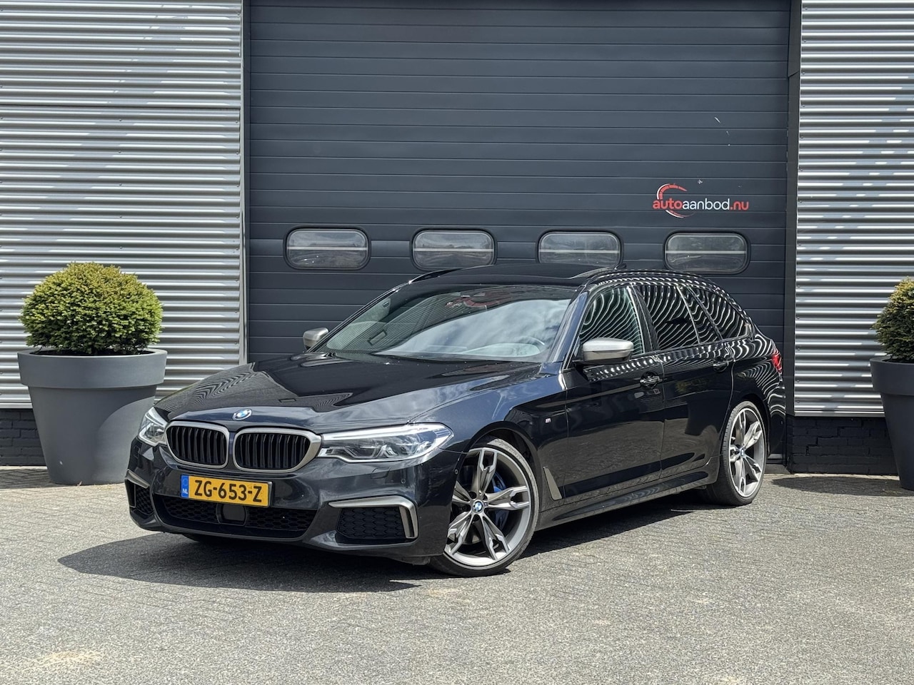 BMW 5-serie Touring - M550d xDrive High Executive | Panoramadak | Head-Up Display | Harmon Kardon | Elektrische - AutoWereld.nl